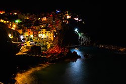 Manarola en la noche, Cinque Terre, Italia