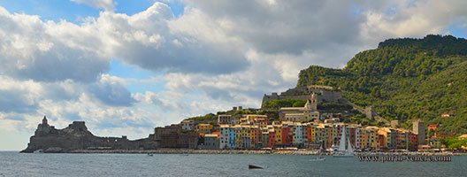 Panoramiczny widok z Porto Venere z wyspy Palmaria